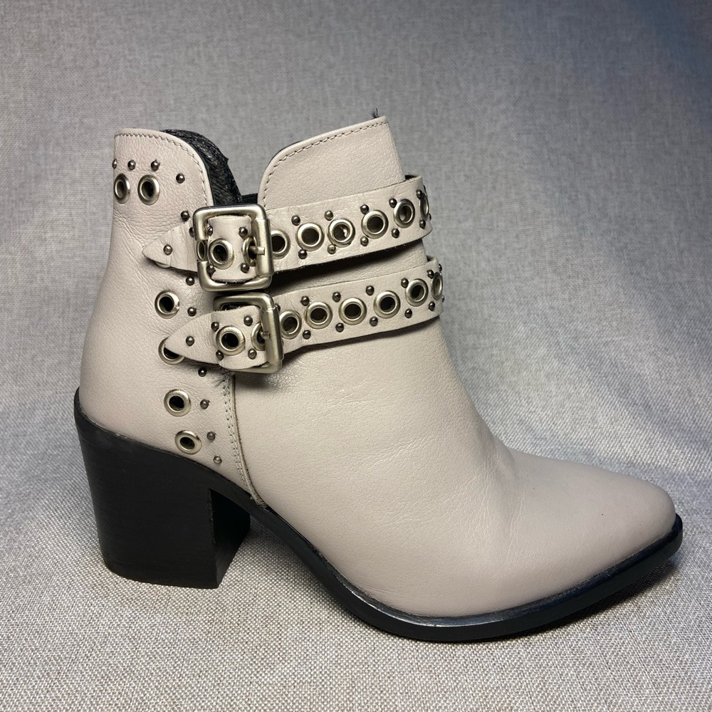 - Women's Musse & Cloud Ankle Leather Boots, Size 6. New